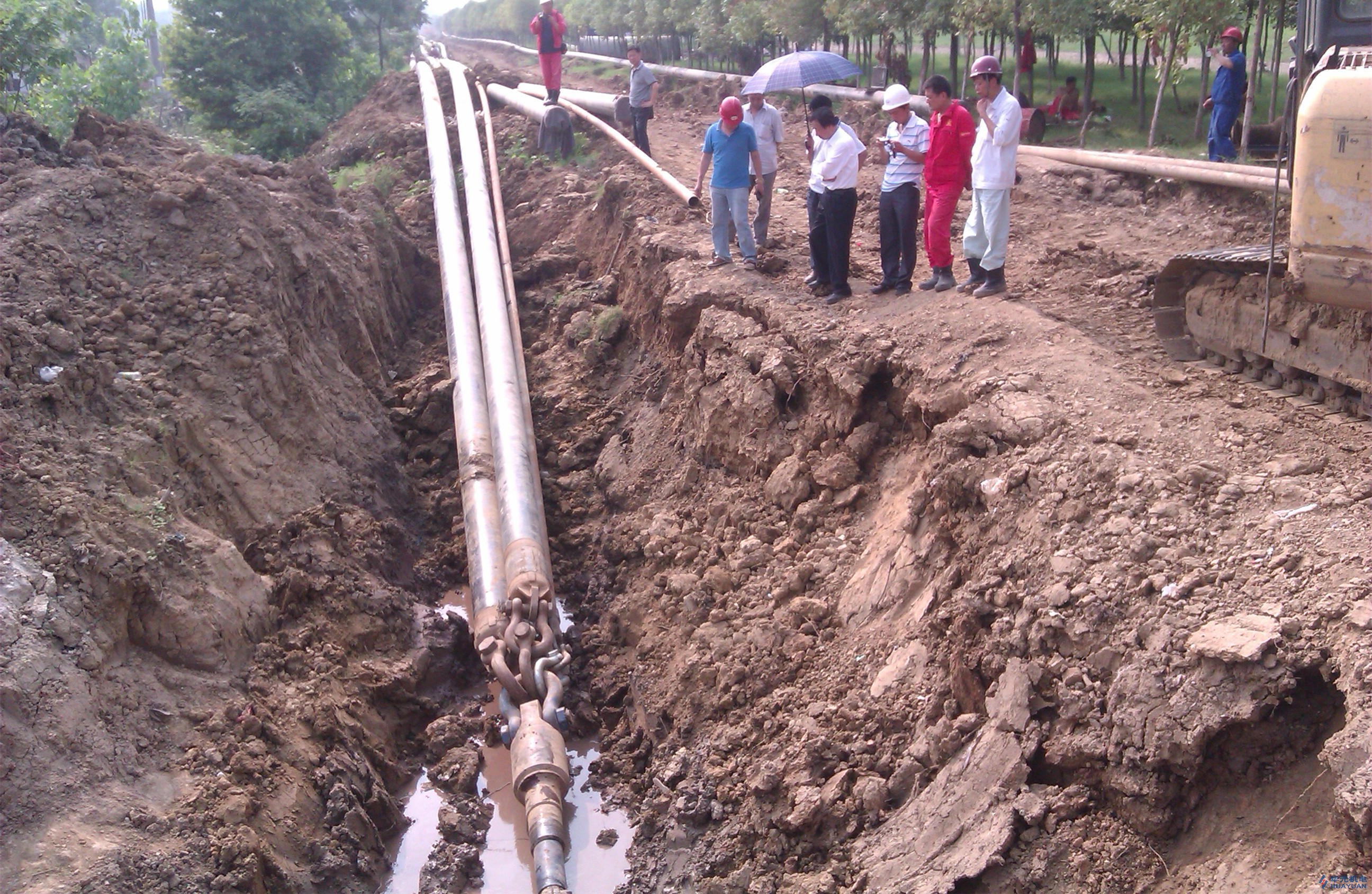 2012年6月21日，華元公司首創(chuàng)三管同拖二接一施工工藝順利完成堤邊路穿越工程